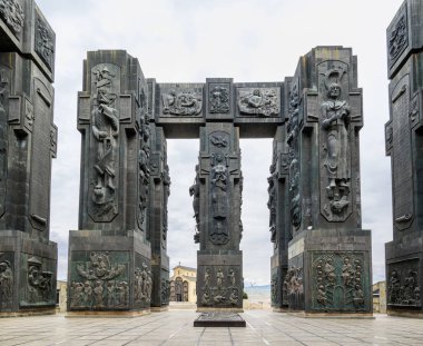 Gürcistan Günlükleri, 13 Nisan 2025 tarihinde Gürcistan 'ın başkenti Tiflis' teki Tiflis Denizi yakınlarındaki Keeni Tepesi 'nde heykeltıraş Zurab Tsereteli' nin Gürcistan tarihini kaydeder.