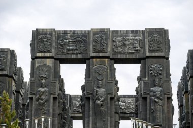 Gürcistan Günlükleri, 13 Nisan 2025 tarihinde Gürcistan 'ın başkenti Tiflis' teki Tiflis Denizi yakınlarındaki Keeni Tepesi 'nde heykeltıraş Zurab Tsereteli' nin Gürcistan tarihini kaydeder.