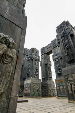Gürcistan Günlükleri, 13 Nisan 2025 tarihinde Gürcistan 'ın başkenti Tiflis' teki Tiflis Denizi yakınlarındaki Keeni Tepesi 'nde heykeltıraş Zurab Tsereteli' nin Gürcistan tarihini kaydeder.