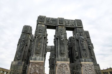 Gürcistan Günlükleri, 13 Nisan 2025 tarihinde Gürcistan 'ın başkenti Tiflis' teki Tiflis Denizi yakınlarındaki Keeni Tepesi 'nde heykeltıraş Zurab Tsereteli' nin Gürcistan tarihini kaydeder.