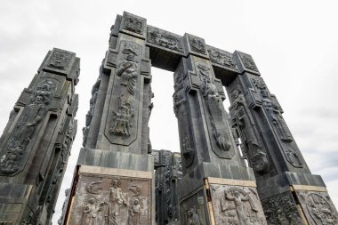 Gürcistan Günlükleri, 13 Nisan 2025 tarihinde Gürcistan 'ın başkenti Tiflis' teki Tiflis Denizi yakınlarındaki Keeni Tepesi 'nde heykeltıraş Zurab Tsereteli' nin Gürcistan tarihini kaydeder.