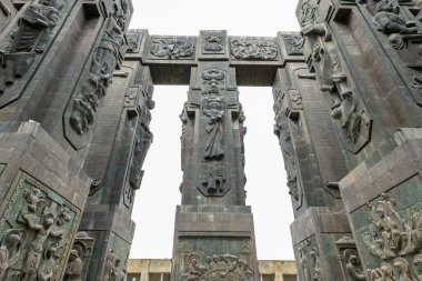 Gürcistan Günlükleri, 13 Nisan 2025 tarihinde Gürcistan 'ın başkenti Tiflis' teki Tiflis Denizi yakınlarındaki Keeni Tepesi 'nde heykeltıraş Zurab Tsereteli' nin Gürcistan tarihini kaydeder.