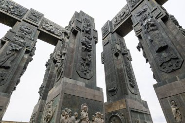 Gürcistan Günlükleri, 13 Nisan 2025 tarihinde Gürcistan 'ın başkenti Tiflis' teki Tiflis Denizi yakınlarındaki Keeni Tepesi 'nde heykeltıraş Zurab Tsereteli' nin Gürcistan tarihini kaydeder.