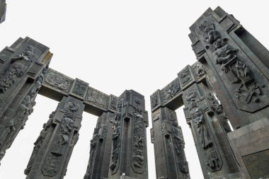 Gürcistan Günlükleri, 13 Nisan 2025 tarihinde Gürcistan 'ın başkenti Tiflis' teki Tiflis Denizi yakınlarındaki Keeni Tepesi 'nde heykeltıraş Zurab Tsereteli' nin Gürcistan tarihini kaydeder.