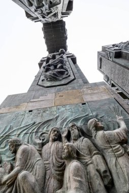 Gürcistan Günlükleri, 13 Nisan 2025 tarihinde Gürcistan 'ın başkenti Tiflis' teki Tiflis Denizi yakınlarındaki Keeni Tepesi 'nde heykeltıraş Zurab Tsereteli' nin Gürcistan tarihini kaydeder.