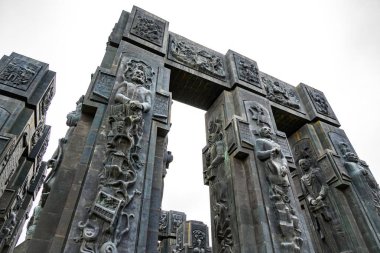 Gürcistan Günlükleri, 13 Nisan 2025 tarihinde Gürcistan 'ın başkenti Tiflis' teki Tiflis Denizi yakınlarındaki Keeni Tepesi 'nde heykeltıraş Zurab Tsereteli' nin Gürcistan tarihini kaydeder.