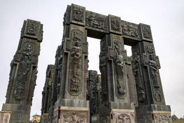 Gürcistan Günlükleri, 13 Nisan 2025 tarihinde Gürcistan 'ın başkenti Tiflis' teki Tiflis Denizi yakınlarındaki Keeni Tepesi 'nde heykeltıraş Zurab Tsereteli' nin Gürcistan tarihini kaydeder.