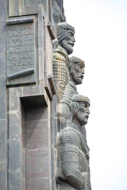 Gürcistan Günlükleri, 13 Nisan 2025 tarihinde Gürcistan 'ın başkenti Tiflis' teki Tiflis Denizi yakınlarındaki Keeni Tepesi 'nde heykeltıraş Zurab Tsereteli' nin Gürcistan tarihini kaydeder.