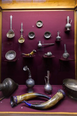 Gürcistan 'ın başkenti Tiflis' teki Gürcistan Ulusal Müzesi 'nde 13 Nisan 2025' te eski sanat eserleri, silahlar ve mücevherlerin sergilenmesi