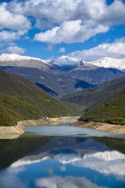 Zhinvali Su Rezervuarı Gürcistan 'ın kuzeyinde Gürcistan Askeri Yolu üzerindeki Aragvi nehri üzerindeki yapay göl.