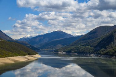 Zhinvali Su Rezervuarı Gürcistan 'ın kuzeyinde Gürcistan Askeri Yolu üzerindeki Aragvi nehri üzerindeki yapay göl.