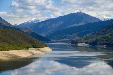 Zhinvali Su Rezervuarı Gürcistan 'ın kuzeyinde Gürcistan Askeri Yolu üzerindeki Aragvi nehri üzerindeki yapay göl.