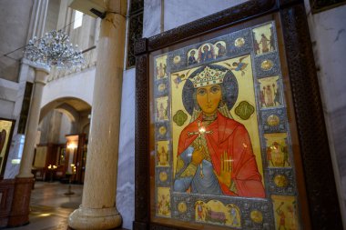 23 Nisan 2025 'te Gürcistan' ın başkenti Tiflis 'teki Gürcü Ortodoks Kilisesi' nin ana katedrali olan Tiflis Kutsal Üçlü Katedrali 'nin içinde.