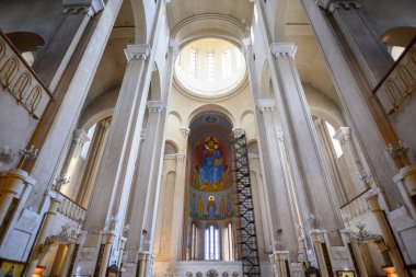 23 Nisan 2025 'te Gürcistan' ın başkenti Tiflis 'teki Gürcü Ortodoks Kilisesi' nin ana katedrali olan Tiflis Kutsal Üçlü Katedrali 'nin içinde.