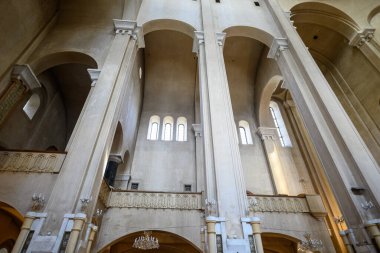 23 Nisan 2025 'te Gürcistan' ın başkenti Tiflis 'teki Gürcü Ortodoks Kilisesi' nin ana katedrali olan Tiflis Kutsal Üçlü Katedrali 'nin içinde.