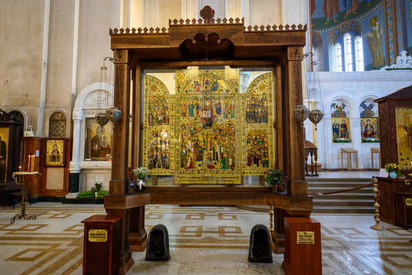 Интерьер Свято-Троицкого собора Тбилиси (Самеба), главного собора Грузинской православной церкви, расположенного в Тбилиси, столице Грузии 23 апреля 2025 года