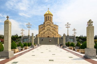 Kutsal Tiflis Trinity Katedrali (Sameba), 23 Nisan 2025 tarihinde Gürcistan 'ın başkenti Tiflis' teki Gürcü Ortodoks Kilisesi 'nin ana katedrali.