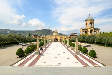 Kutsal Tiflis Trinity Katedrali (Sameba), 23 Nisan 2025 tarihinde Gürcistan 'ın başkenti Tiflis' teki Gürcü Ortodoks Kilisesi 'nin ana katedrali.