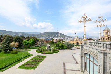 Kutsal Tiflis Trinity Katedrali (Sameba), 23 Nisan 2025 tarihinde Gürcistan 'ın başkenti Tiflis' teki Gürcü Ortodoks Kilisesi 'nin ana katedrali.