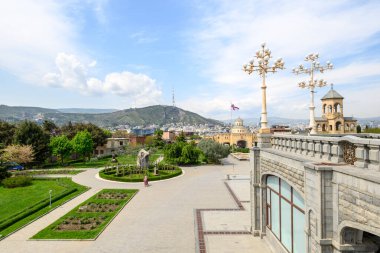 Kutsal Tiflis Trinity Katedrali (Sameba), 23 Nisan 2025 tarihinde Gürcistan 'ın başkenti Tiflis' teki Gürcü Ortodoks Kilisesi 'nin ana katedrali.