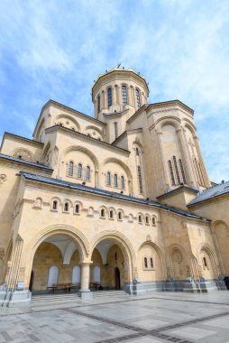 Kutsal Tiflis Trinity Katedrali (Sameba), 23 Nisan 2025 tarihinde Gürcistan 'ın başkenti Tiflis' teki Gürcü Ortodoks Kilisesi 'nin ana katedrali.