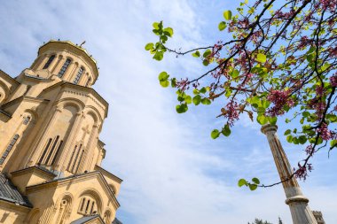 Kutsal Tiflis Trinity Katedrali (Sameba), 23 Nisan 2025 tarihinde Gürcistan 'ın başkenti Tiflis' teki Gürcü Ortodoks Kilisesi 'nin ana katedrali.