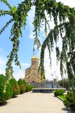 Kutsal Tiflis Trinity Katedrali (Sameba), 23 Nisan 2025 tarihinde Gürcistan 'ın başkenti Tiflis' teki Gürcü Ortodoks Kilisesi 'nin ana katedrali.