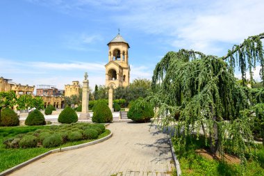 Kutsal Tiflis Trinity Katedrali (Sameba), 23 Nisan 2025 tarihinde Gürcistan 'ın başkenti Tiflis' teki Gürcü Ortodoks Kilisesi 'nin ana katedrali.