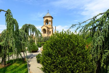 Kutsal Tiflis Trinity Katedrali (Sameba), 23 Nisan 2025 tarihinde Gürcistan 'ın başkenti Tiflis' teki Gürcü Ortodoks Kilisesi 'nin ana katedrali.
