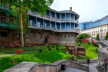 23 Nisan 2025 'te Gürcistan' ın başkenti Tiflis 'in eski kent duvarı ve eski kasaba bölgesinin kalıntıları
