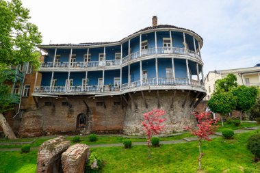 23 Nisan 2025 'te Gürcistan' ın başkenti Tiflis 'in eski kent duvarı ve eski kasaba bölgesinin kalıntıları
