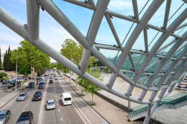 23 Nisan 2025 'te Gürcistan' ın başkenti Tiflis 'teki Kura Mtkvari nehri üzerinde barış köprüsü, çelik ve cam bina yaya köprüsü