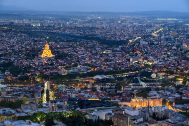 Gürcistan 'ın başkenti Tiflis' in şehir manzarası Mtatsminda Park Hill 'den havadan panoramik gece manzarası