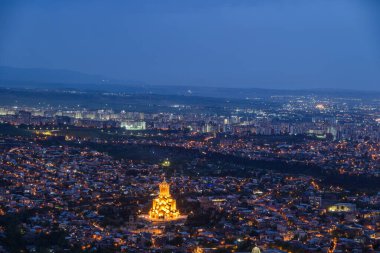 Gürcistan 'ın başkenti Tiflis' in şehir manzarası Mtatsminda Park Hill 'den havadan panoramik gece manzarası
