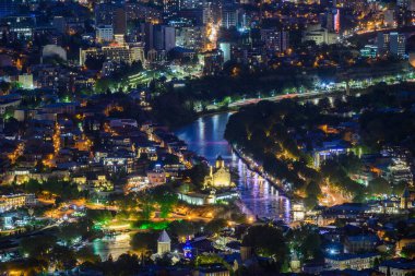 Gürcistan 'ın başkenti Tiflis' in şehir manzarası Mtatsminda Park Hill 'den havadan panoramik gece manzarası