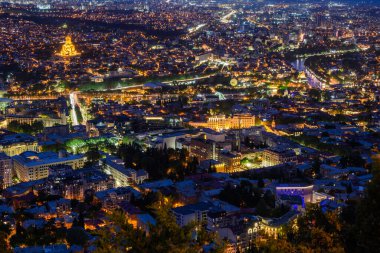 Gürcistan 'ın başkenti Tiflis' in şehir manzarası Mtatsminda Park Hill 'den havadan panoramik gece manzarası