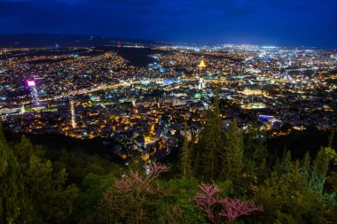 Gürcistan 'ın başkenti Tiflis' in şehir manzarası Mtatsminda Park Hill 'den havadan panoramik gece manzarası