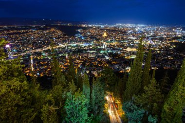Gürcistan 'ın başkenti Tiflis' in şehir manzarası Mtatsminda Park Hill 'den havadan panoramik gece manzarası
