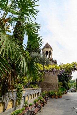 Gürcistan 'ın başkenti tarihi Tiflis kasabasında yer alan Gürcü Ortodoks katedralinin Sioni Katedrali' nin çan kulesi