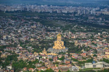 Kutsal Üçlü Katedral, Gürcistan 'ın başkenti Tiflis' in 24 Nisan 2025 'teki Mtatsminda Park Tepesi manzarasına hakim.