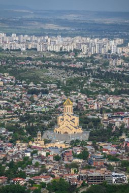 Kutsal Üçlü Katedral, Gürcistan 'ın başkenti Tiflis' in 24 Nisan 2025 'teki Mtatsminda Park Tepesi manzarasına hakim.