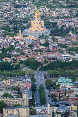 Kutsal Üçlü Katedral, Gürcistan 'ın başkenti Tiflis' in 24 Nisan 2025 'teki Mtatsminda Park Tepesi manzarasına hakim.