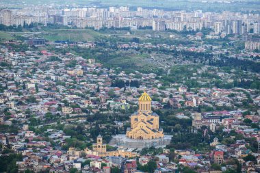 Kutsal Üçlü Katedral, Gürcistan 'ın başkenti Tiflis' in 24 Nisan 2025 'teki Mtatsminda Park Tepesi manzarasına hakim.