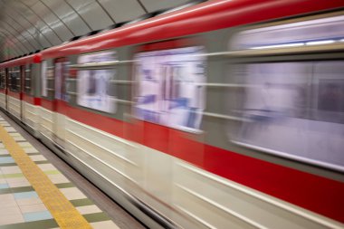 4 Nisan 2025 'te Gürcistan' ın başkenti Tiflis 'teki Tiflis Taşımacılık Şirketi tarafından işletilen Tiflis Metro hızlı ulaşım sistemi