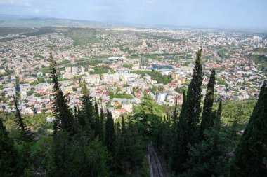 Gürcistan 'ın başkenti Tiflis şehri, 24 Nisan 2025 tarihinde Mtatsminda Parkı' ndan havadan panoramik manzara