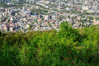 Gürcistan 'ın başkenti Tiflis şehri, 24 Nisan 2025 tarihinde Mtatsminda Parkı' ndan havadan panoramik manzara