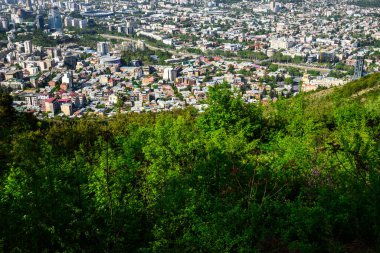 Gürcistan 'ın başkenti Tiflis şehri, 24 Nisan 2025 tarihinde Mtatsminda Parkı' ndan havadan panoramik manzara