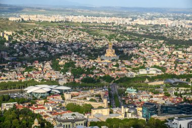 Gürcistan 'ın başkenti Tiflis şehri, 24 Nisan 2025 tarihinde Mtatsminda Parkı' ndan havadan panoramik manzara