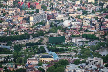 Gürcistan 'ın başkenti Tiflis şehri, 24 Nisan 2025 tarihinde Mtatsminda Parkı' ndan havadan panoramik manzara
