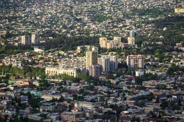 Gürcistan 'ın başkenti Tiflis şehri, 24 Nisan 2025 tarihinde Mtatsminda Parkı' ndan havadan panoramik manzara